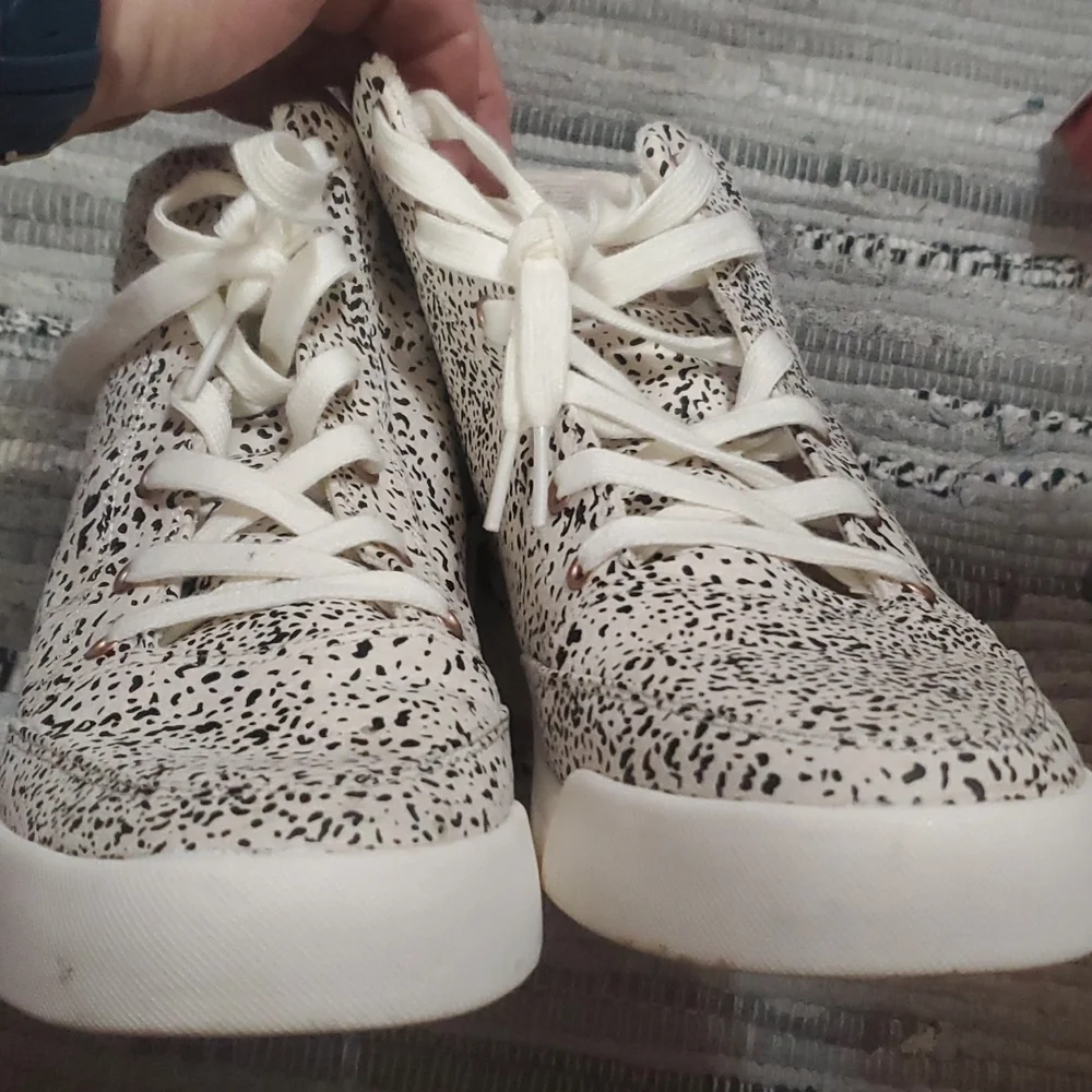 ROXY 10 women's leopard ๐ print high tops - Picture 5 of 6
